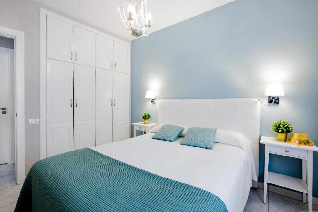 A bed or beds in a room at 504 Los Angeles Moderno con Vista al Océano