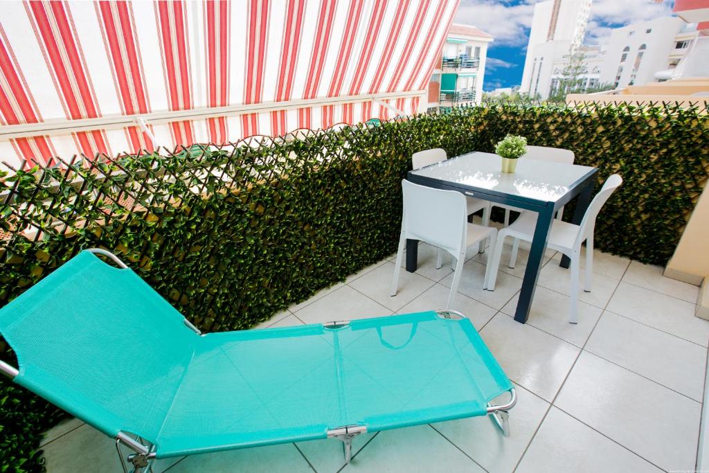 A seating area at 504 Los Angeles Moderno con Vista al Océano
