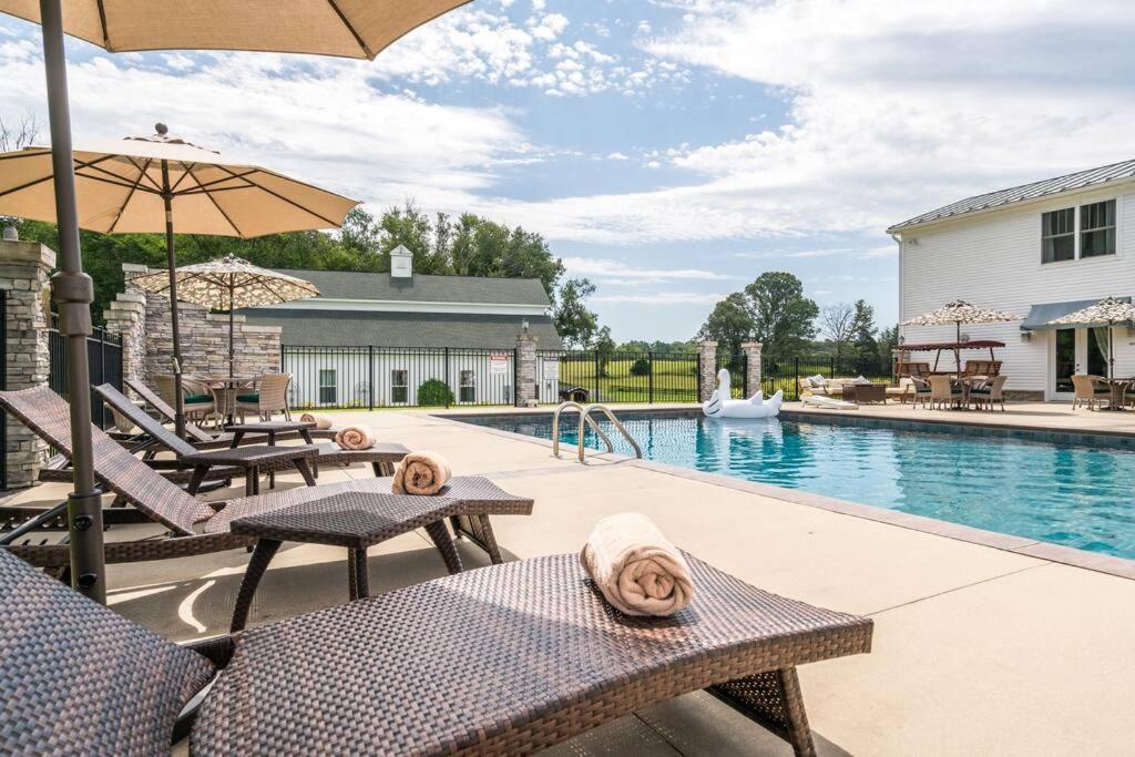 WALDEN HALL ESTATE EMERSON POOL SUITE APARTMENT, Reva (updated prices