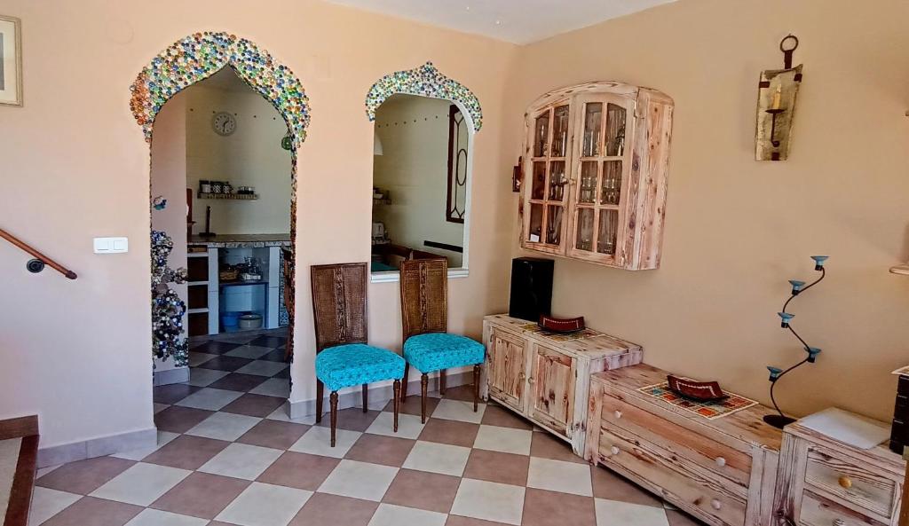 een woonkamer met 2 stoelen en 2 spiegels bij Bungalow con encanto, 100m2, a 800 m de la playa in El Campello