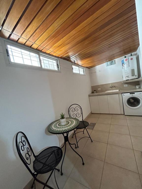 cocina con mesa y sillas en una habitación en Departamento nuevo, planta baja, con patio en Santiago del Estero