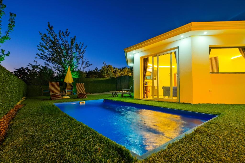Honeymoon Villa with Pool and Jacuzzi for 2 People in Muğla, Fethiye