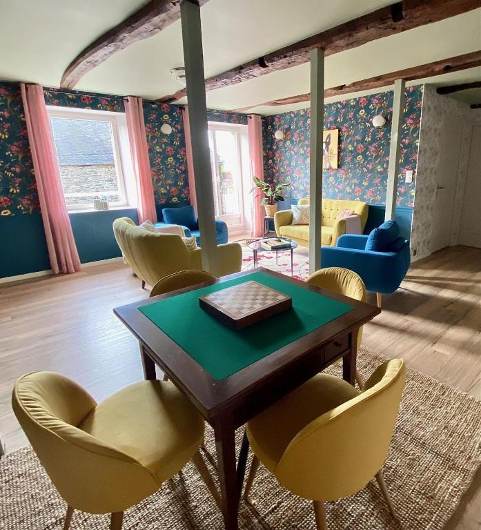 a dining room with a table and chairs at Maison Alfred et Agatha in Pleudihen-sur-Rance