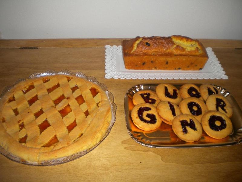 un tavolo con una torta e un piatto di cibo di Fontecorona Bed and Breakfast a Serra San Quirico