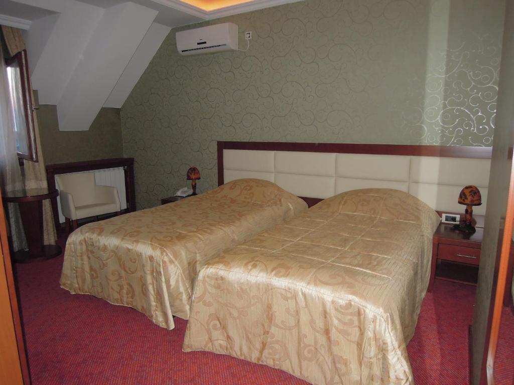 Postel nebo postele na pokoji v ubytování Hotel Sucevic Garni