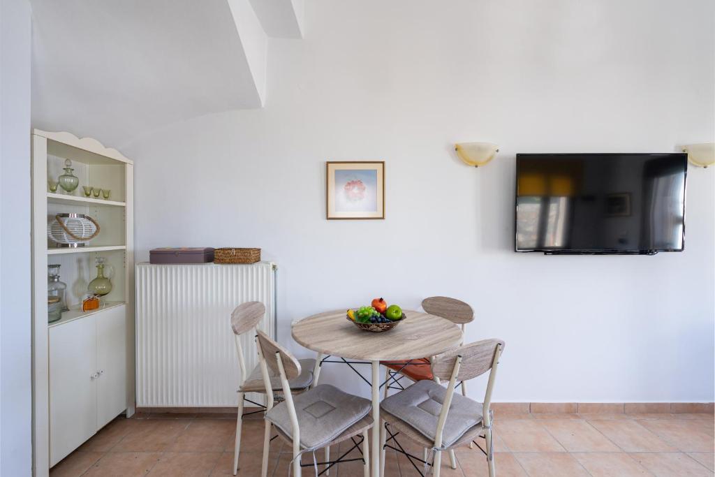 TV a/nebo společenská místnost v ubytování Maisonette in Roussa Ekklisia