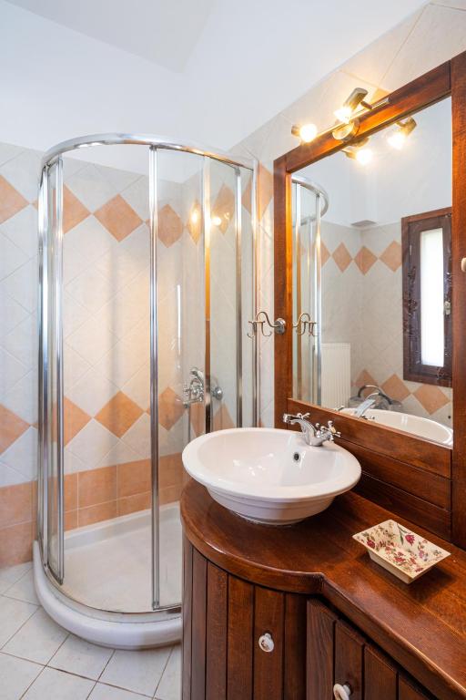 Koupelna v ubytování Maisonette in Roussa Ekklisia