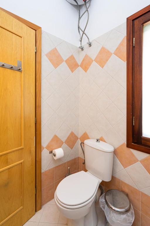 Koupelna v ubytování Maisonette in Roussa Ekklisia