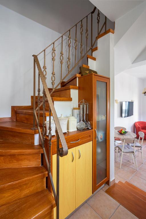 TV a/nebo společenská místnost v ubytování Maisonette in Roussa Ekklisia