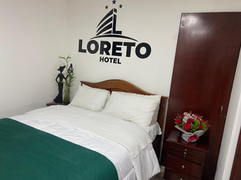 Postel nebo postele na pokoji v ubytování Loreto hotel