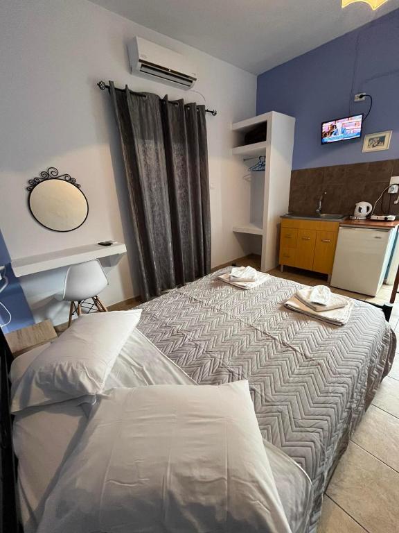 Uma cama ou camas num quarto em Stella Nomikou Apartments