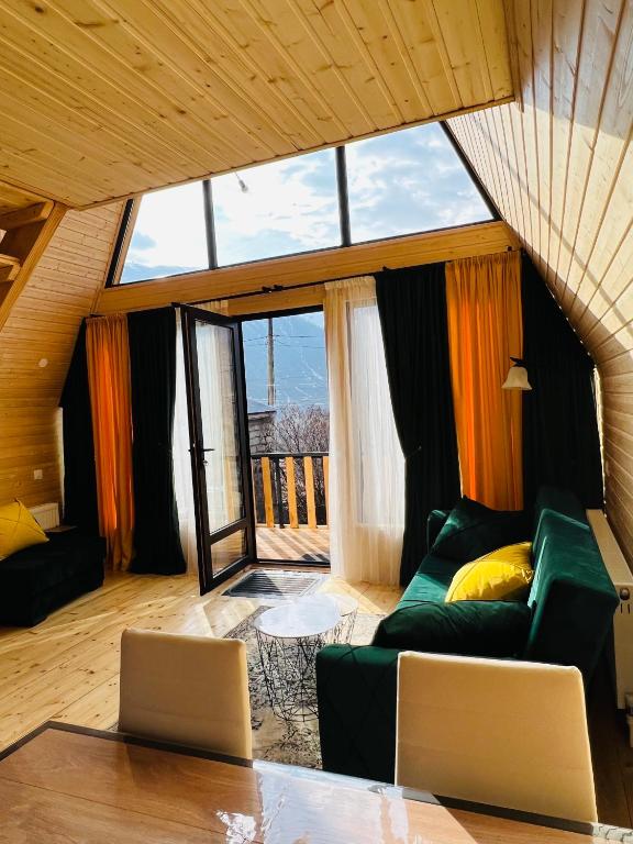 Posezení v ubytování Emotion Kazbegi