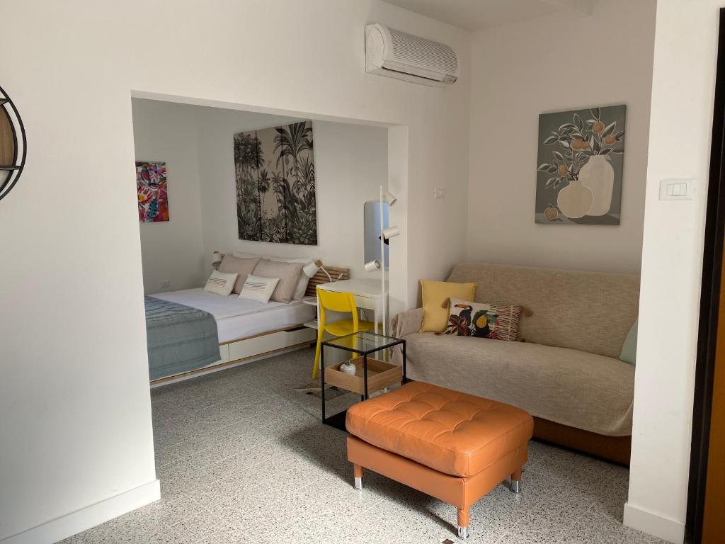 a small room with a bed and a couch at 8+8 Appartamento con garage in Livorno