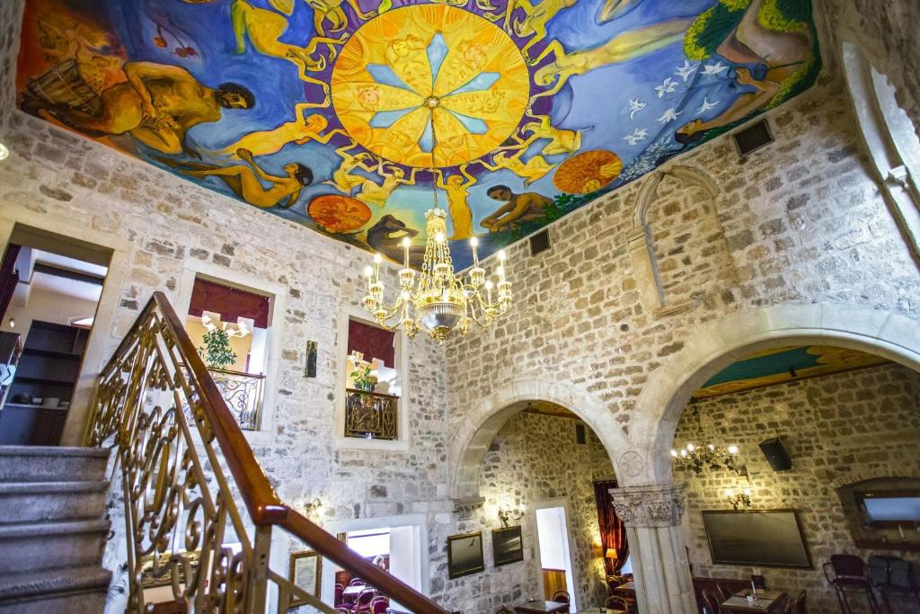 een kamer met een plafond met een klok erop bij Grisogono Palace Heritage Residence in Split