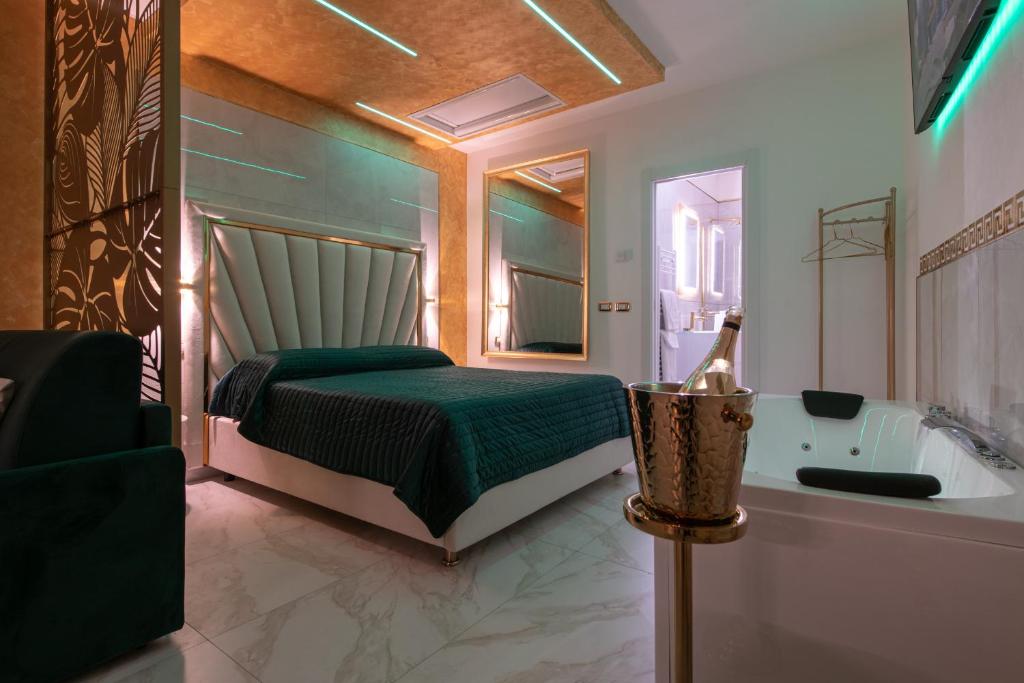 um quarto com uma cama e uma banheira ao lado de um lavatório em FASHION APARTMENT GOLD Bologna em Bolonha