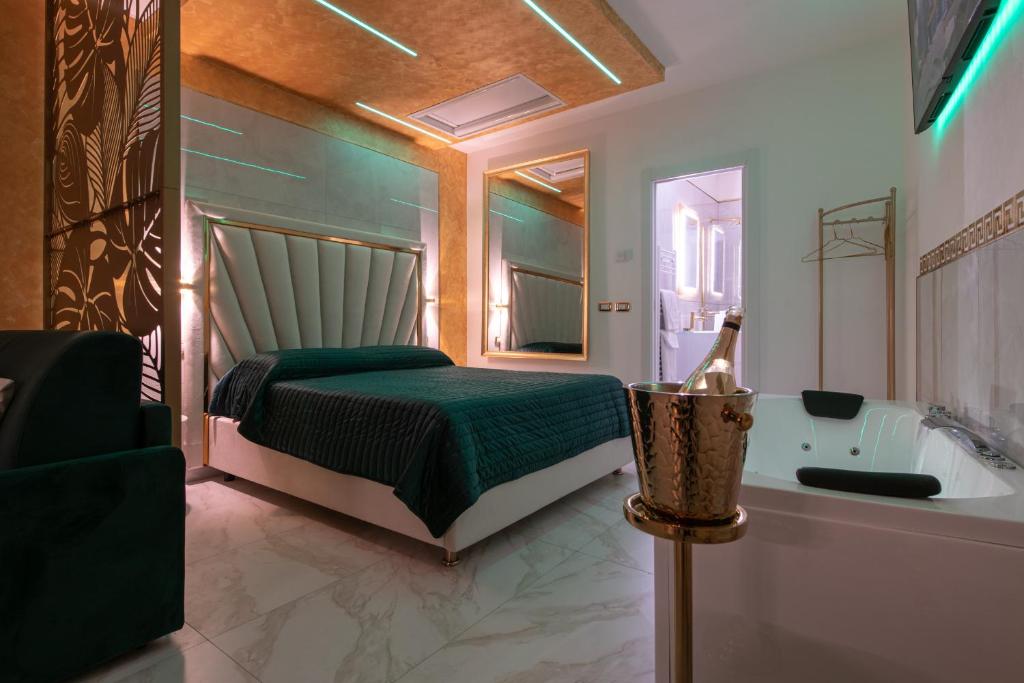 ein Schlafzimmer mit einem Bett und einer Badewanne neben einem Waschbecken in der Unterkunft FASHION APARTMENT GOLD Bologna in Bologna