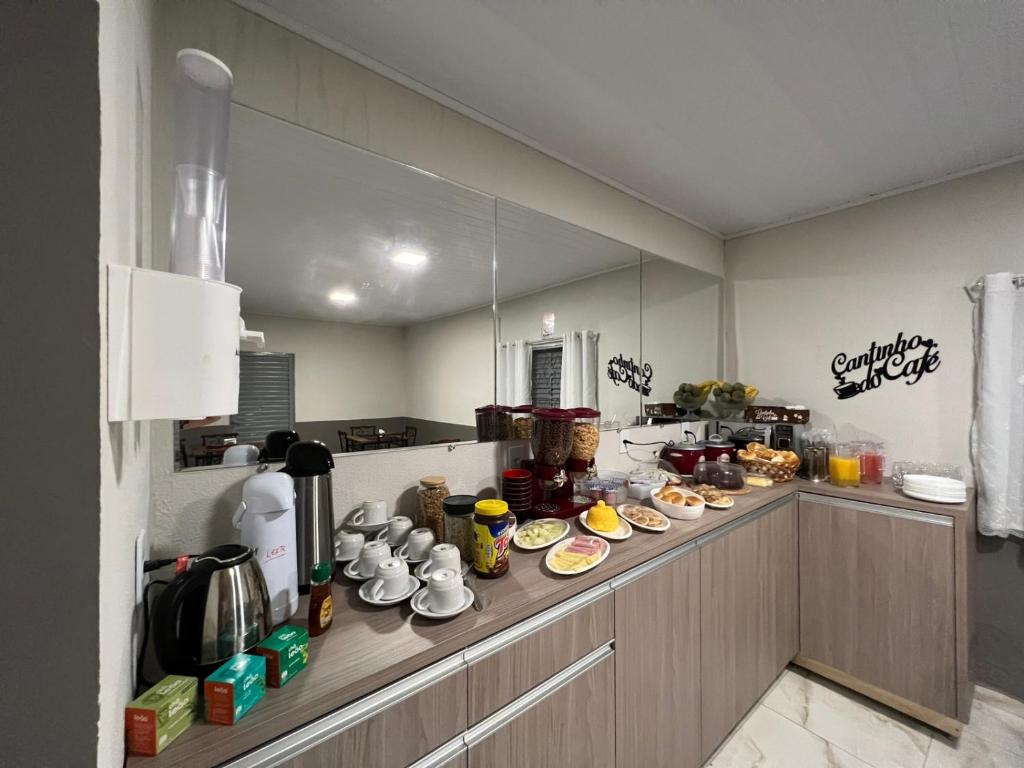 Η κουζίνα ή μικρή κουζίνα στο Hotel Paraiso - Fácil acesso as faculdades e FarmShow