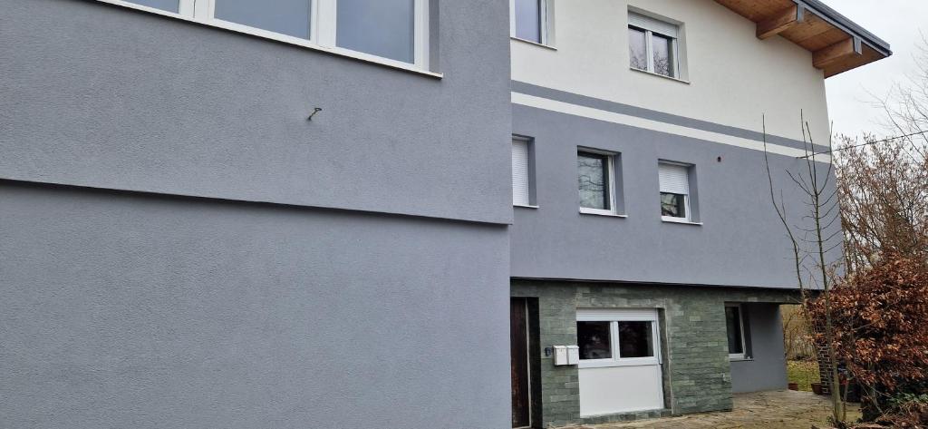 um edifício cinzento com uma porta branca em Ferienwohnungen nähe Therme Aquapulco em Bad Schallerbach