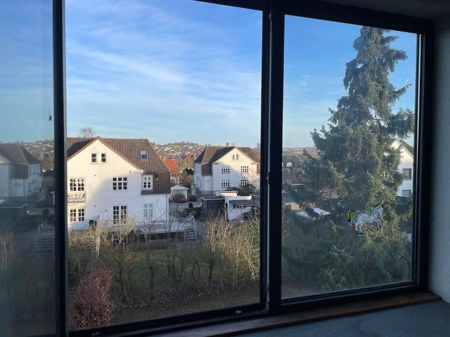 Aussicht aus einem Fenster eines Hauses in der Unterkunft H2 Free Parking, budget friendly in Aalborg