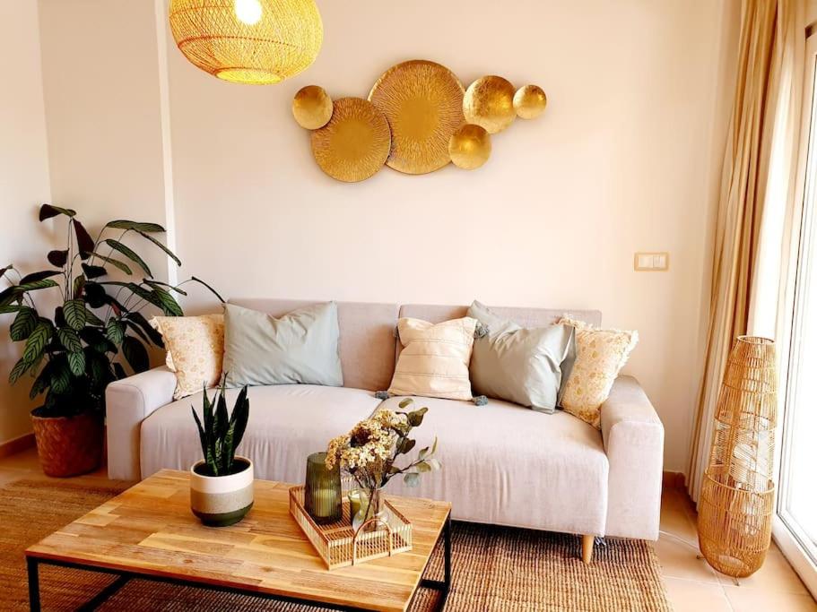 een woonkamer met een bank en een salontafel bij PtBja a estrenar GranTerraza Piscinas Altaona Golf in Murcia