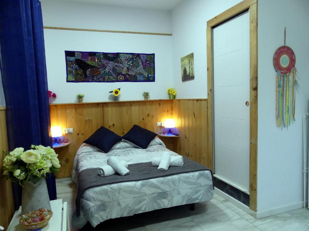 A bed or beds in a room at Encantador bajo en Málaga