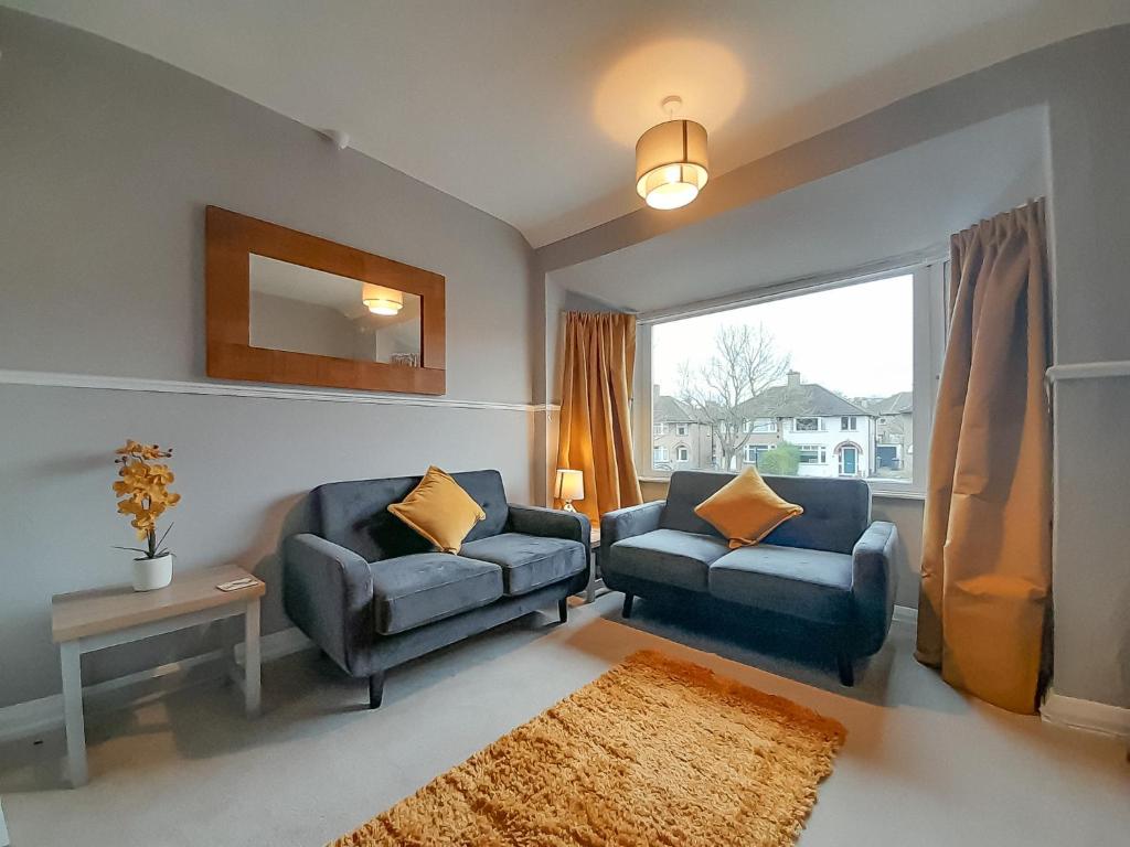 - un salon avec deux chaises et une fenêtre dans l'établissement New Marston Apartment, à Oxford