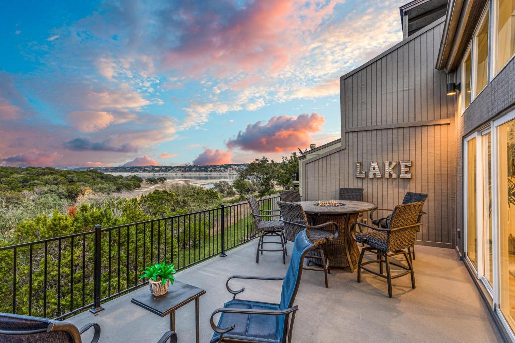 Lake home with decks views & amenities, Lago Vista (updated prices 2024)