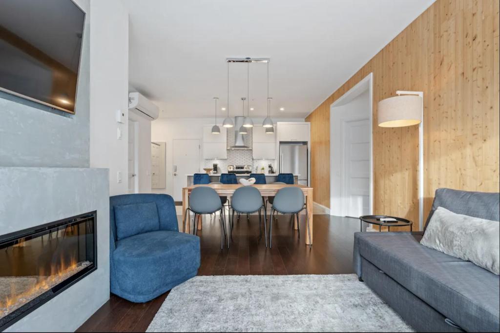 Initial / Saphir / Québec في مدينة كيبك: غرفة معيشة مع أريكة وغرفة طعام
