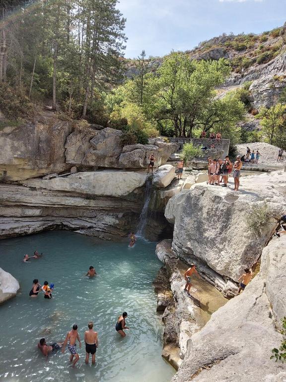un groupe de personnes se baignant dans un bassin d'eau dans l'établissement Auberge de Barret sur Meouge, à Barret-sur-Meouge