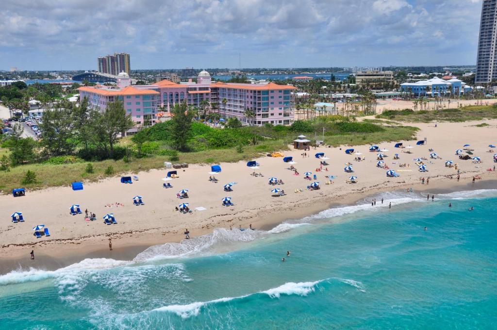 z góry widok na plażę z ludźmi i parasolami w obiekcie Palm Beach Shores Resort and Vacation Villas w mieście Palm Beach Shores