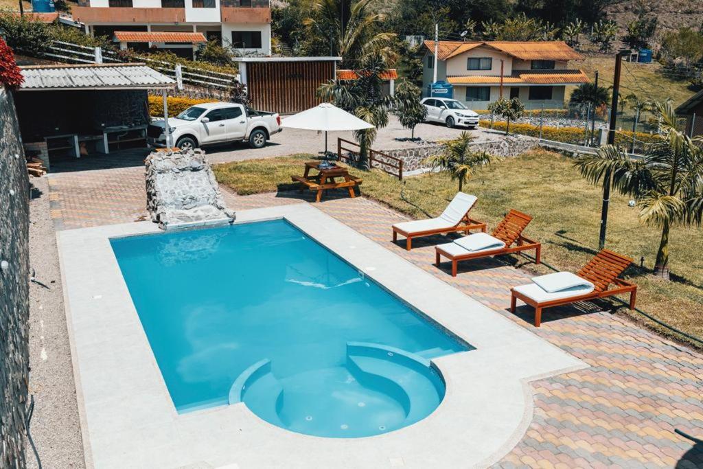 une grande piscine avec deux chaises et une table dans l'établissement RESIDENCIA LOLITA, à Santa Isabel