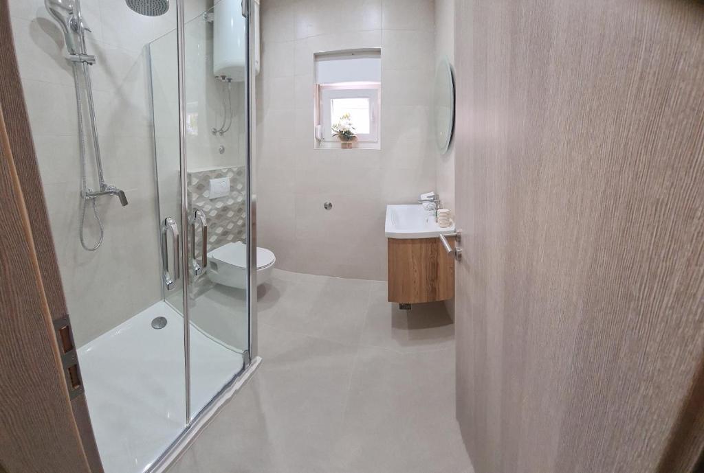 Koupelna v ubytování Apartmani Ivana 2