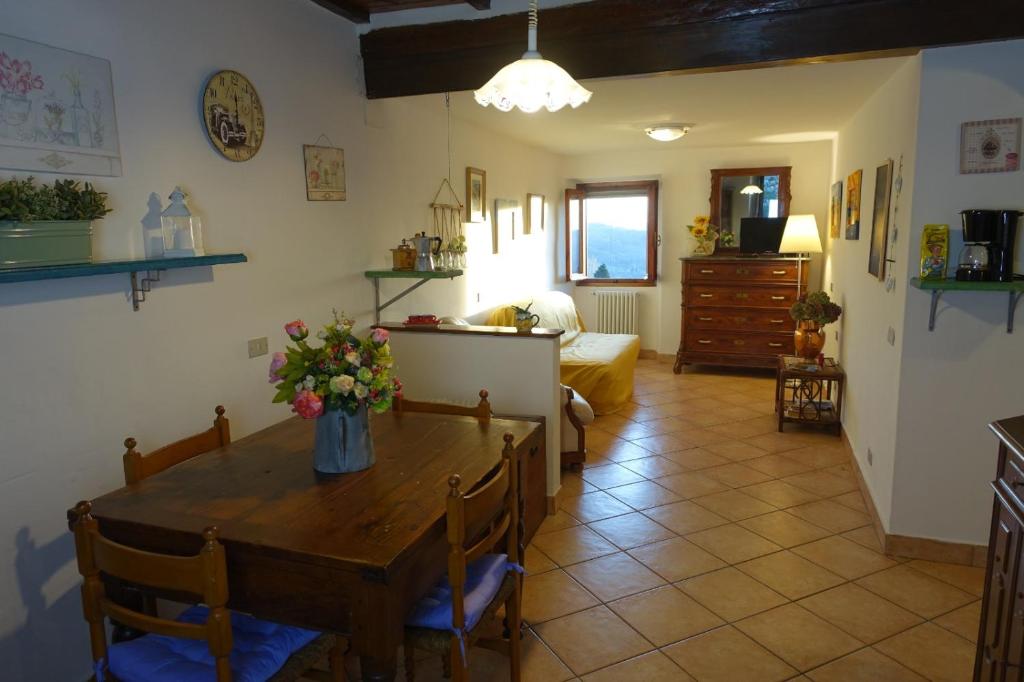 comedor con mesa y sala de estar en La casetta di campagna Alloggio nel Chianti, en Pomino