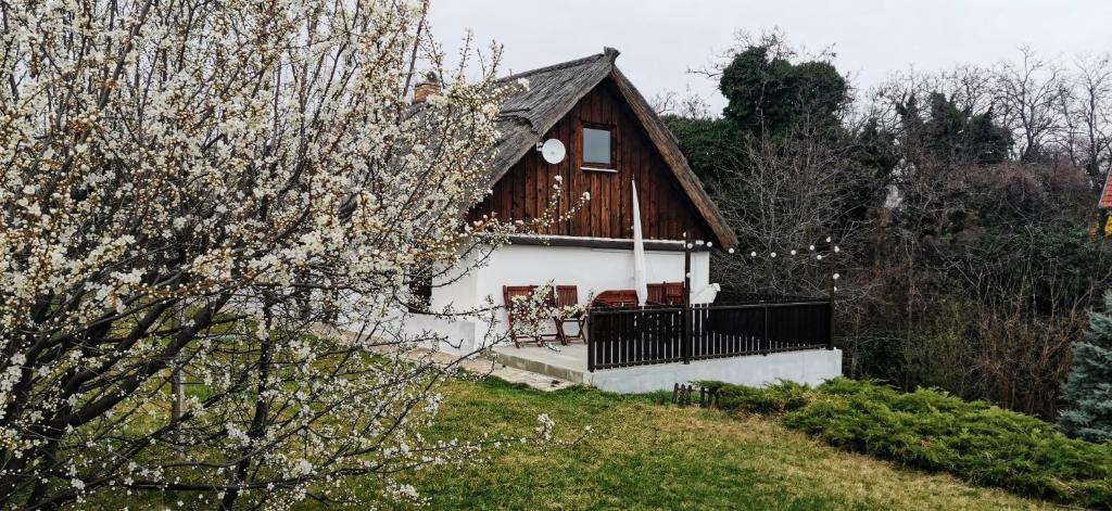Hét Fenyő Vendégház / Seven Pines Holiday House 8096 Sukoró, Fő utca 24. kép - 1