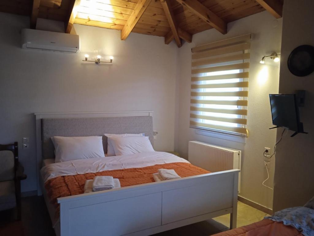 Ένα ή περισσότερα κρεβάτια σε δωμάτιο στο Όμορφη σοφίτα 5λεπτά από το κέντρο της πόλης