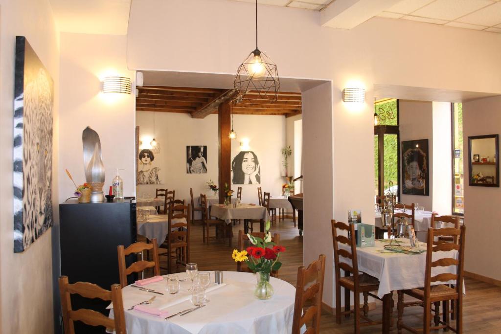 Restaurace v ubytování Hôtel Restaurant Le Saint Clément