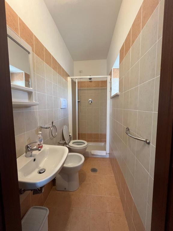 łazienka z umywalką i toaletą w obiekcie camere Rosignoli w Asyżu