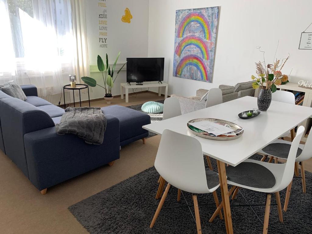 Apartment Leipzig Zentrum mit Tiefgarage في لايبزيغ: غرفة معيشة مع أريكة زرقاء وطاولة