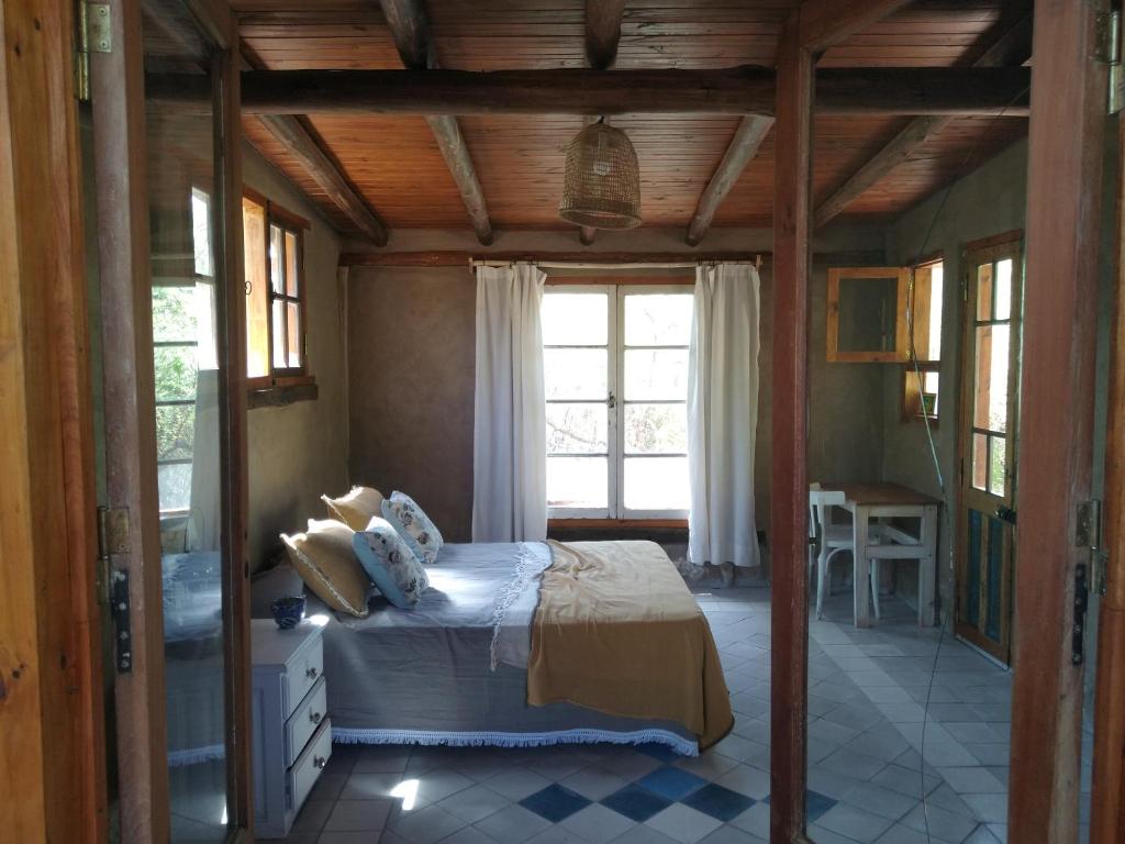 1 dormitorio con cama y ventana grande en Hexágono de San Javier en San Javier