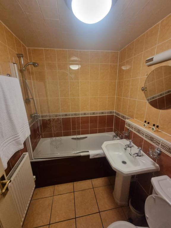 uma casa de banho com uma banheira, um lavatório e um WC. em The Royal Oak Hotel em Ramsgate