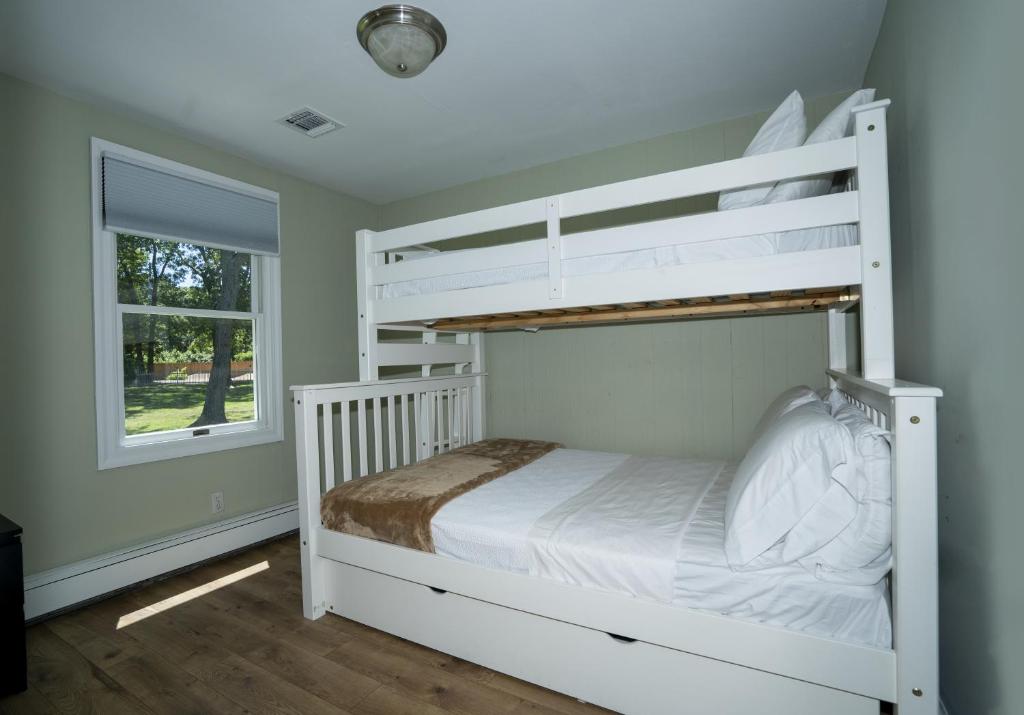 Postel nebo postele na pokoji v ubytování Hamptons Vacation Inn