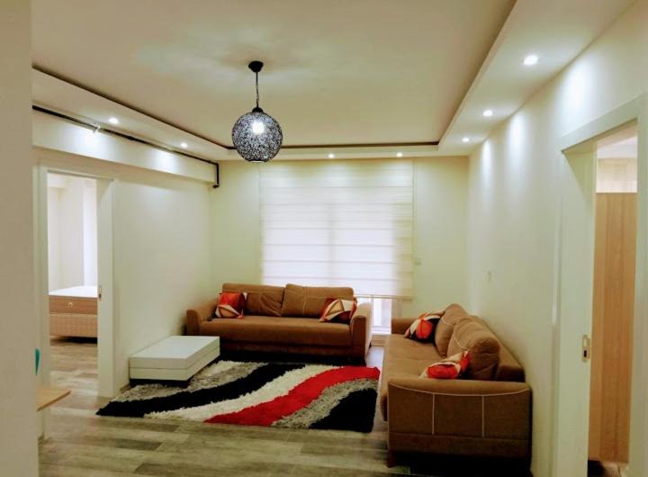 uma sala de estar com dois sofás e um tapete em zirve apart em Acıpayam