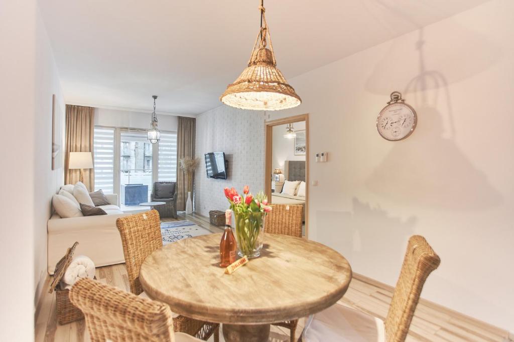 Televízia a/alebo spoločenská miestnosť v ubytovaní Apartament Riviera z tarasem - Playa Baltis