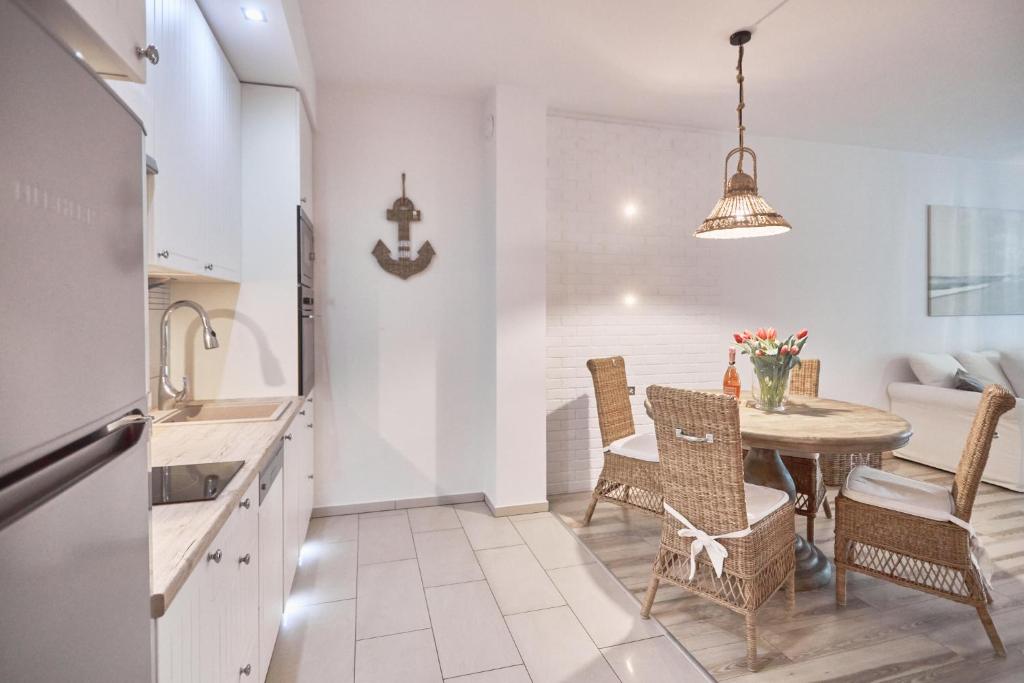 Kuchyňa alebo kuchynka v ubytovaní Apartament Riviera z tarasem - Playa Baltis