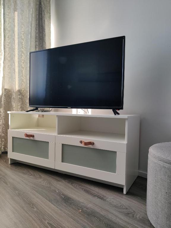 TV a/nebo společenská místnost v ubytování Sweet family apartments Hamina