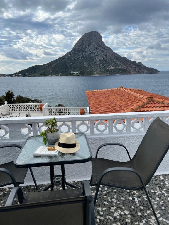 a table with a hat sitting on top of a cruise ship at Fatolitis Studios in Masouri