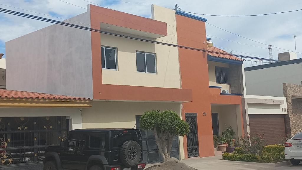 ein schwarzer Jeep, der vor einem Haus parkt in der Unterkunft Tu depa en Los Mochis in Los Mochis