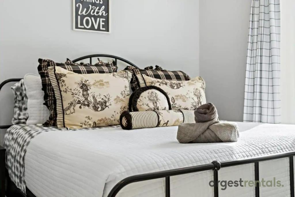 Stylish Diamond Pod in KnoxHenderson Dallas Oasis, Dallas (updated
