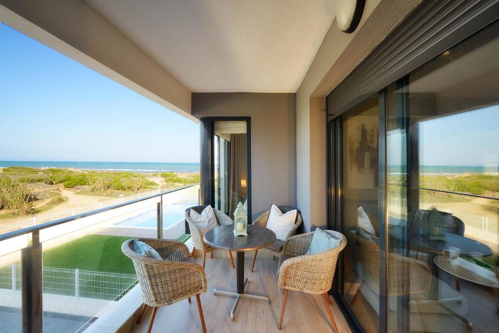 Un balcón con mesa y sillas y vista al mar. en 102 Dream Sea View Magic Apartment in La Mata, en La Mata