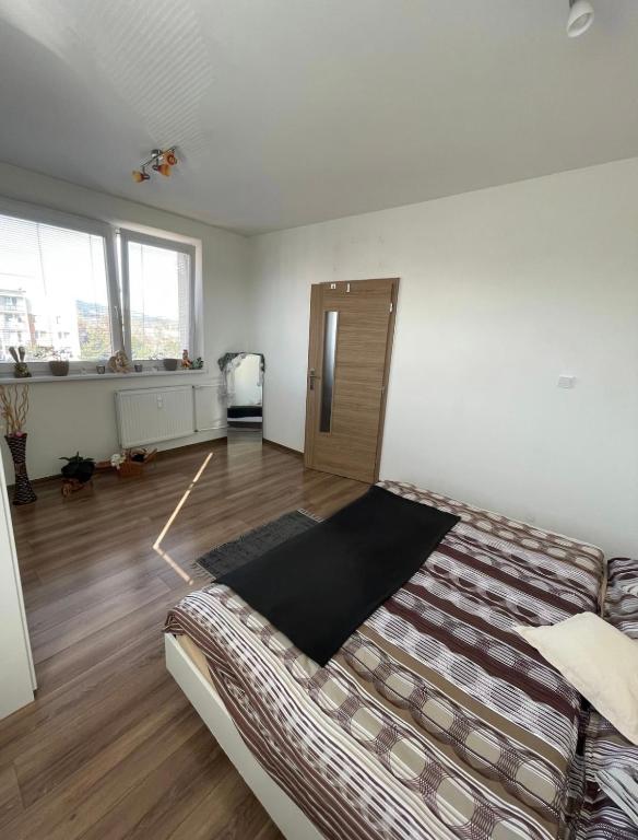 Postel nebo postele na pokoji v ubytování Svit apartment High Tatras